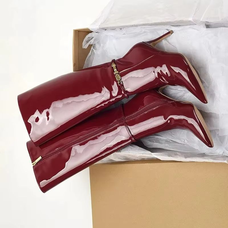 Leather Classic Strap - รองเท้าบูทหุ้มข้อสูงทรงส้นเข็มปลายแหลม ประดับหัวเข็มขัด ซิปหน้า สีแดงเบอร์กันดี หนังแก้ว สำหรับผู้หญิง