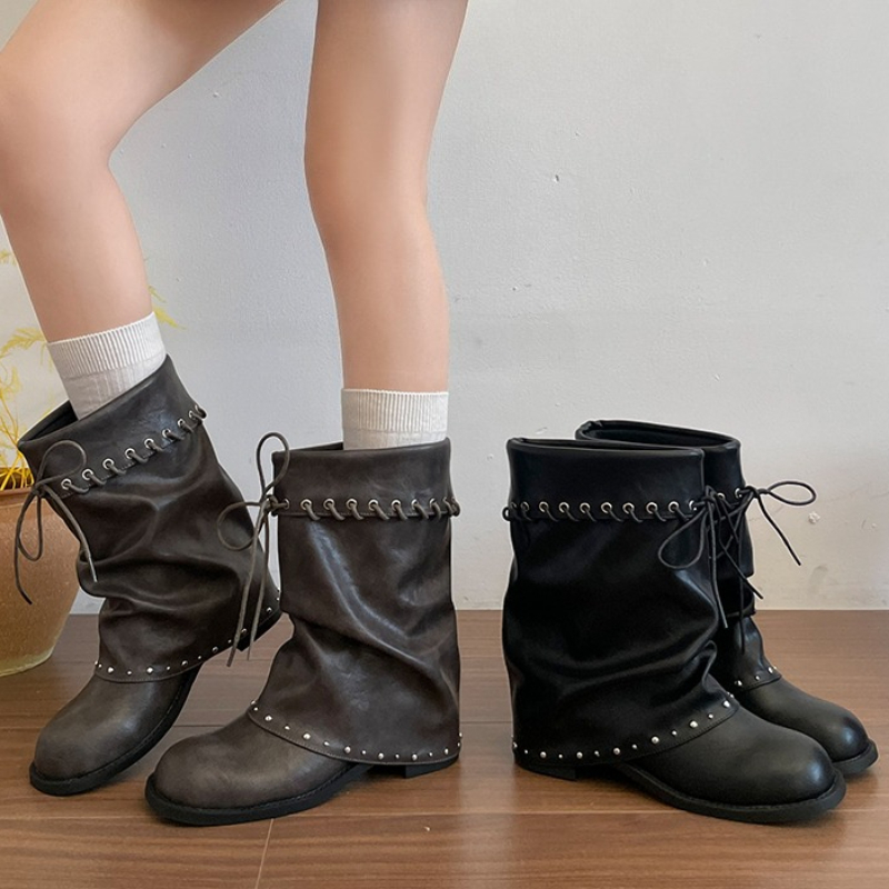 Leather Classic Strap - รองเท้าบูทผู้หญิงทรงหลวมระดับกลางน่อง หัวกลม ผูกเชือก ตกแต่งหมุด ส้นหนา หนัง